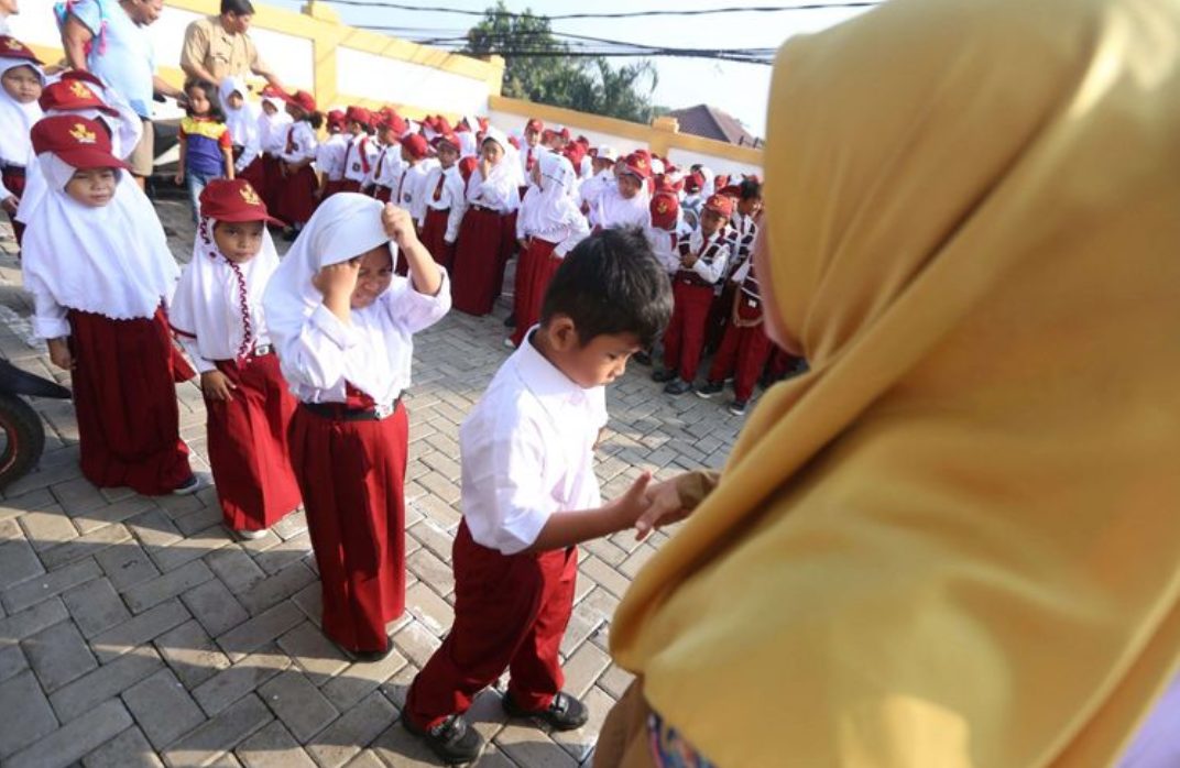 Guru Bersalaman Dengan Murid Baru Kelas 1 Saat Hari Pertama Masuk Sekolah Di Sd Negeri Lengkong