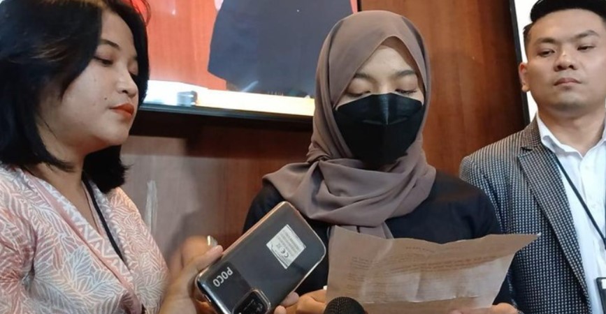 Dilaporkan Ke Polisi Ini Alasan Oklin Fia Bikin Video Sensual Jilat Es