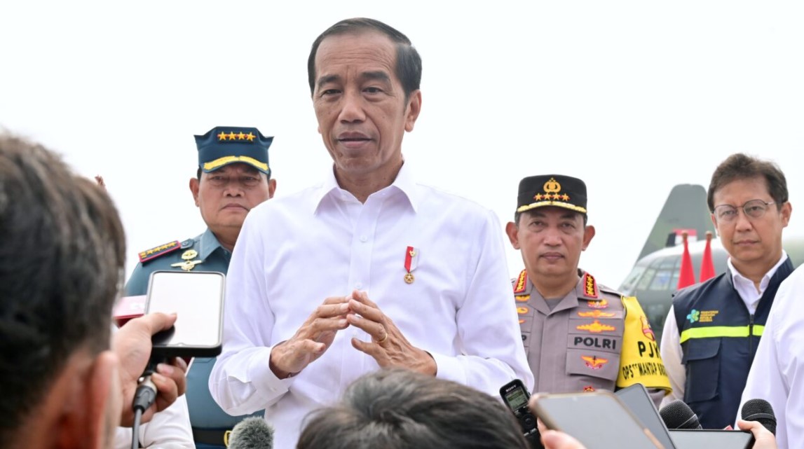 Presiden Joko Widodo menyampaikan keterangannya usai melepas bantuan kemanusiaan dari Indonesia untuk Palestina di Pangkalan TNI AU Halim Perdanakusuma Jakarta