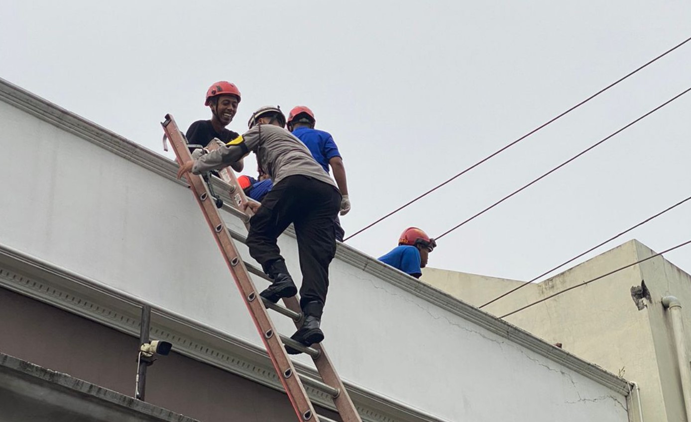 Petugas Gabungan sedang melakukan Evakuasi Korban Kesetrum di Perumahan Royal Mansion Banguntapan