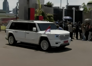 Mobil MV3 Garuda Limousine putih buatan PT Pindad yang digunakan Prabowo Subianto saat meninggalkan Gedung DPR/MPR R1