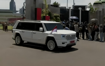 Mobil MV3 Garuda Limousine putih buatan PT Pindad yang digunakan Prabowo Subianto saat meninggalkan Gedung DPR/MPR R1