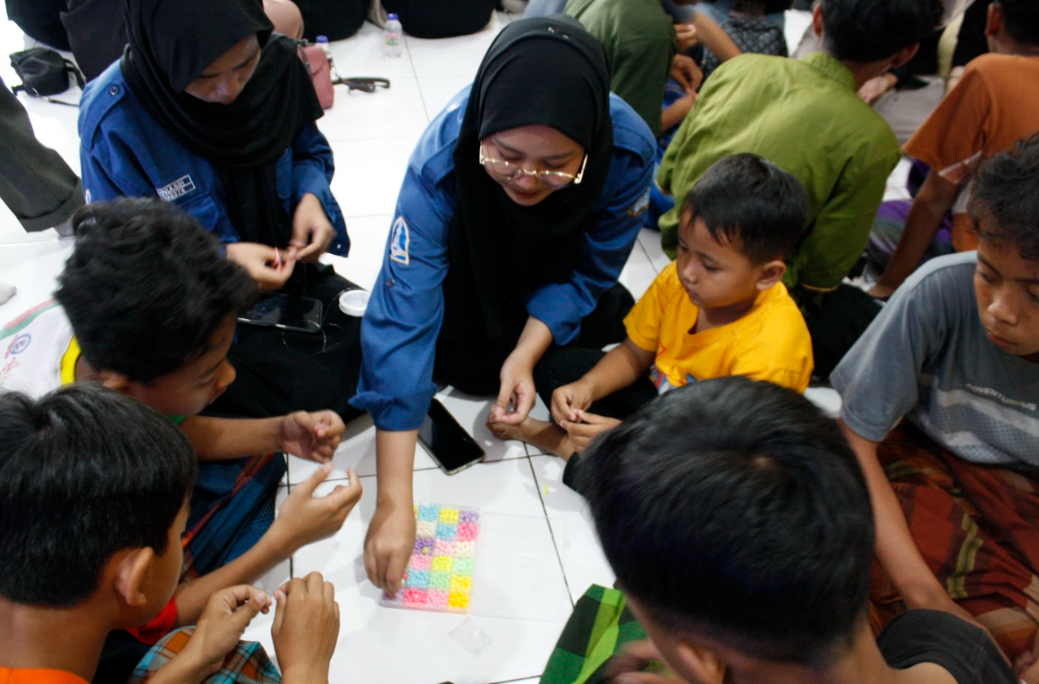 Keseruan Mahasiswa Prodi Sistem Informasi Bermain Dengan Anak di yayasan Bumi Damai