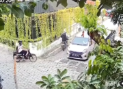 Tangkapan layar CCTV Masjid Ash Shiddiiqi yang viral kejadian pengemudi mobil arogan